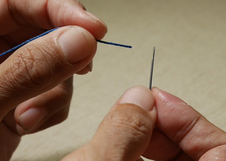 針に糸を通す？　糸に針を通す？