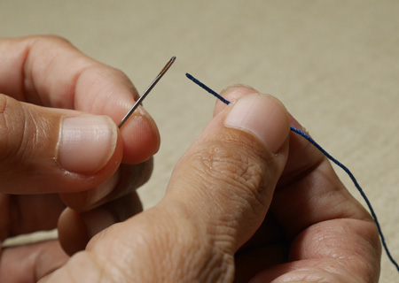 針に糸を通す？　糸に針を通す？