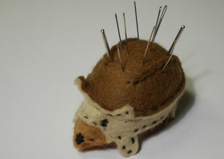 フェルトのハリネズミの作り方01