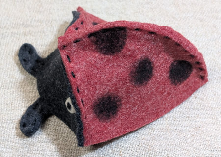 フェルトのテントウ虫２の作り方08